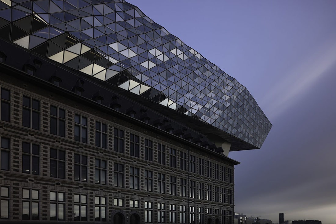 A more conventional approach to the same Porthouse in Antwerp (c) Joel Tjintjelaar